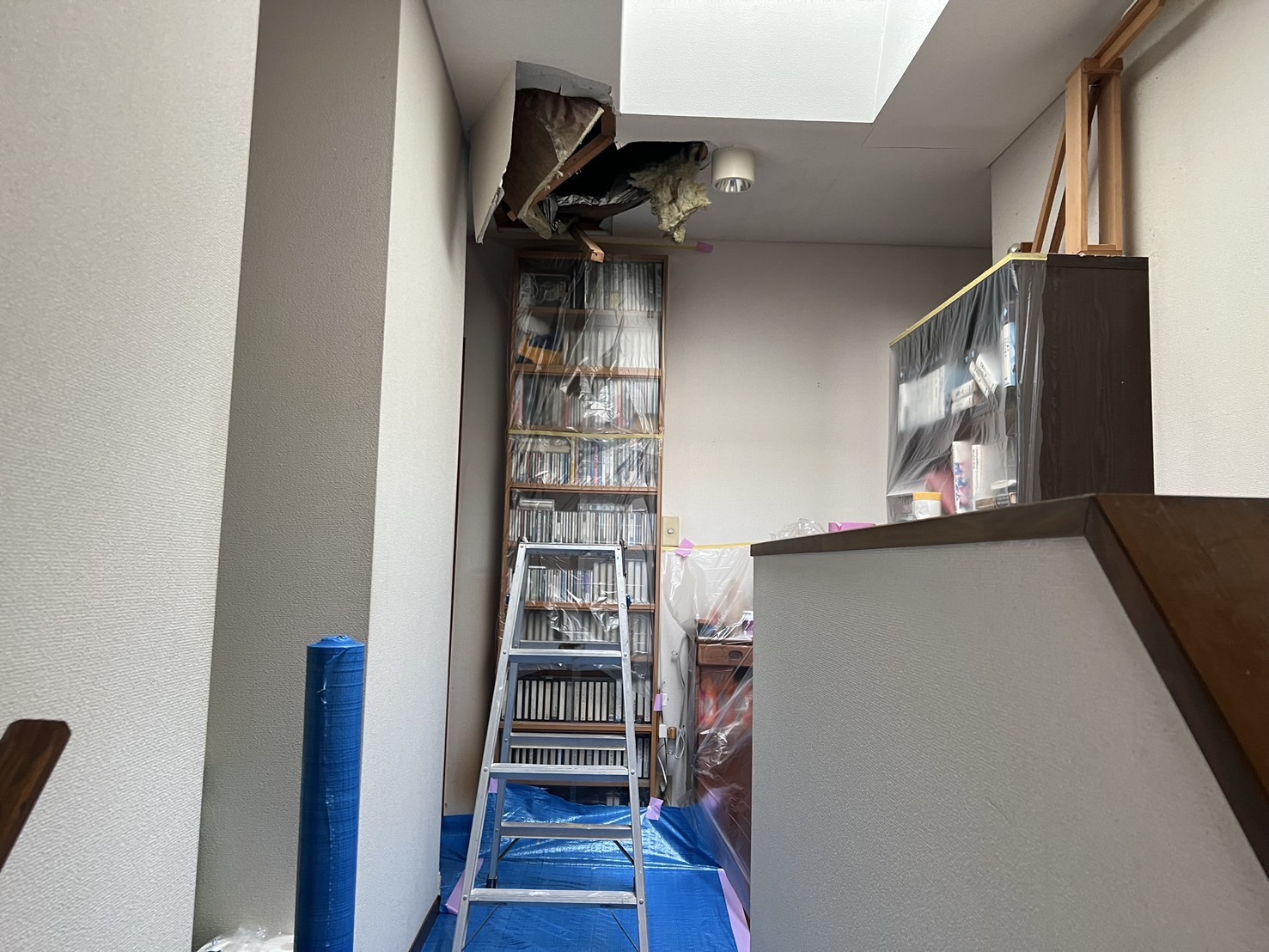 光が差し込む明るいリビング